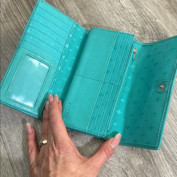 Fossil Aqua Leather Wallet - Picture 3 of 5